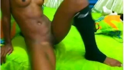 Ébano delgado freak burlas, mostrando y tocando videos de maduras orgias