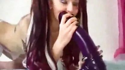Goth chica se masturba con grande púrpura consolador porno anime en español latino