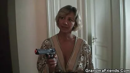 Sexy mamá encuentra dos ladrones y los hace golpearla videos gratis xxx abuelas