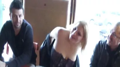 Fiby una rubia gordita follada en un pub videos sexis de mujeres desnudas