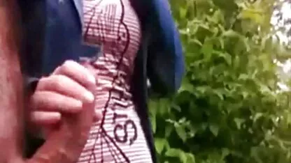 Toque la polla en el parque mujeresdesnudaspeludas