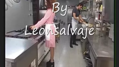 De emergencia!! ¿Hay alguien que nos pueda ayudar? una muchacha encuerada