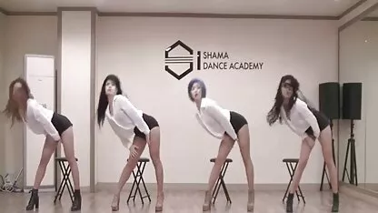 Hijas de Asia oriental-Corea del sur grupo de baile (i) mujeres maduras desnudas caseras