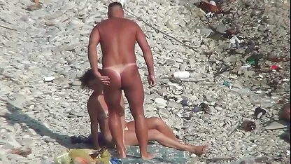 Voyeur. Chico con bronceada culo follar a una mujer en una playa pública folladas naturales