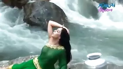 Desi chica en húmedo transparente sari mostrando tetas.Caliente show cachondas amas de casa