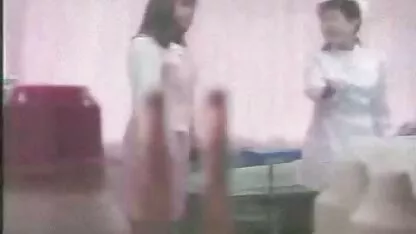 Asiático chica desnudándose en medical examen anime hentaisub español