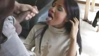 Tetona Asiática chupa la polla de grasa!!! viejas lindas xxx