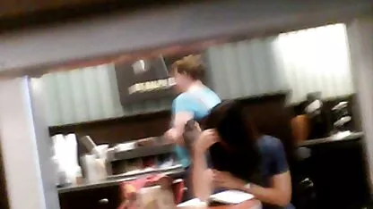 Mostrando sin bragas upskirt en la librería orgasmo lesbianas