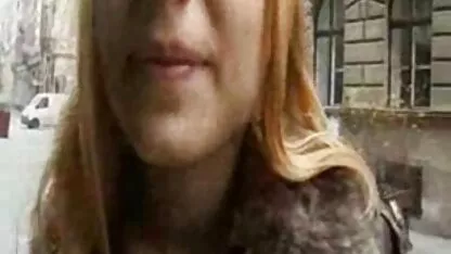 Joven adolescente en público lesbianas fallando