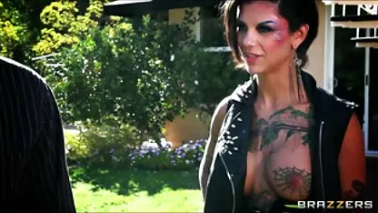 Dos tetona tatted putas comparten la grande polla en la conjunto de tres sexobot
