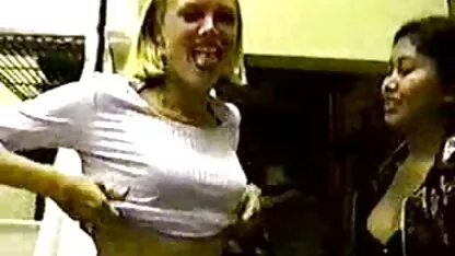 Chica rubia mostrando sus tetas anal al extremo