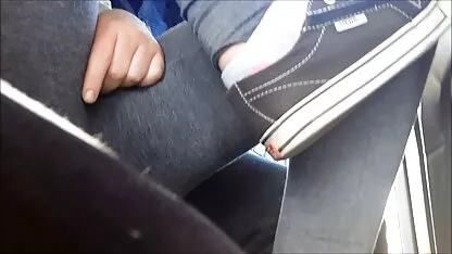 Travieso adolescente frotaciones coño en autobús videos fuertes gratis