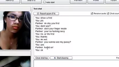 Manchado asiática adolescente jugando con el coño peludo en chatroulette orgias dobles