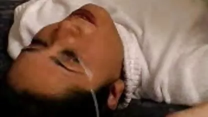 Semen en sus ojos japonesa abusada en el tren
