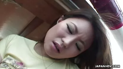 Asiático lass juega con su juguete y su coño sexo con viejos caseros