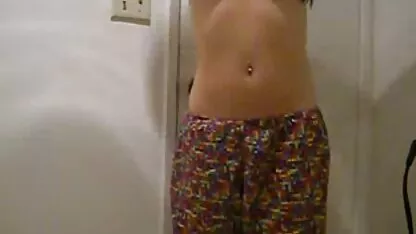 Linda morena dedos a sí misma en el baño españolas maduras calientes
