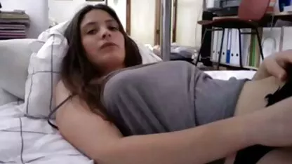 Chica caliente masturbándose peliculas porno con argumento en castellano