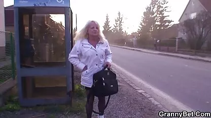 Rubia Vieja Abuela olas joven Polla madre japonesa se mete en la cama con su hijo
