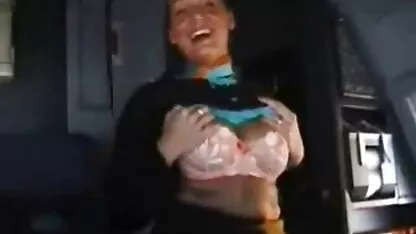 Francés Azafata expone sus grandes tetas en la cabina tetas saltarinas xxx