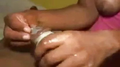 Celestial condón masturbación con la mano de un negro de ébano chica lesvianas foyando